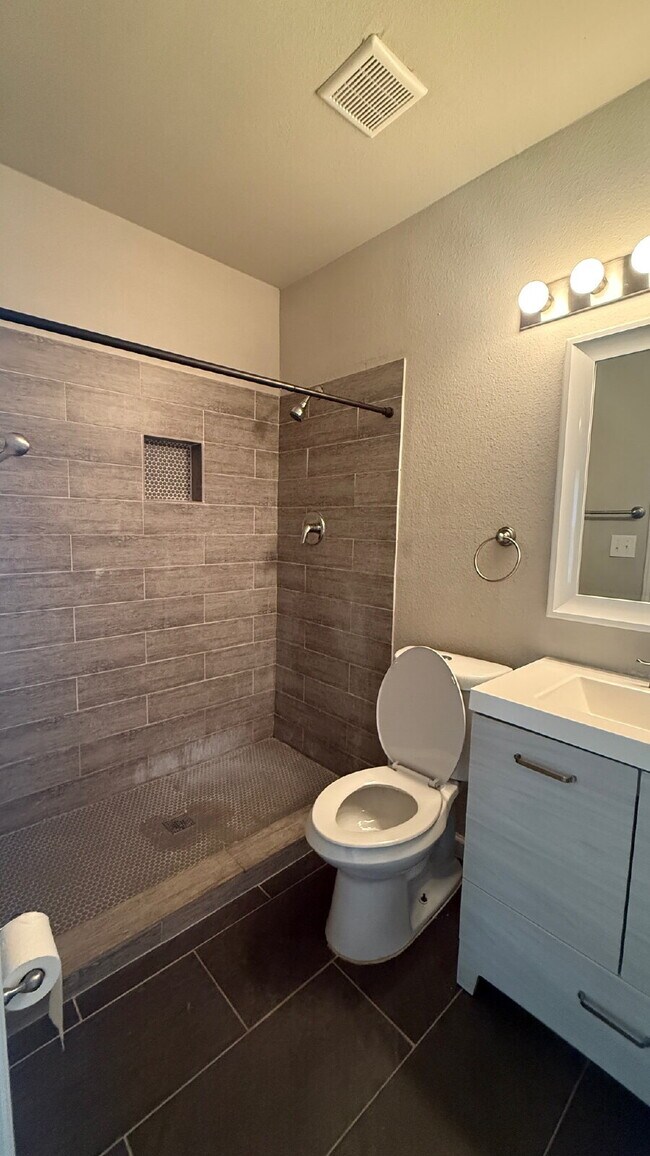 Building Photo - Newly renovated 3 bedroom 2 bath home centrally located!