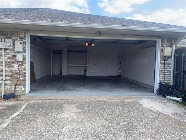 Building Photo - 2213 Woodcreek St