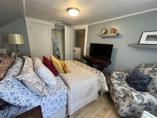 Building Photo - Fully Furnished Single Family House for Re...