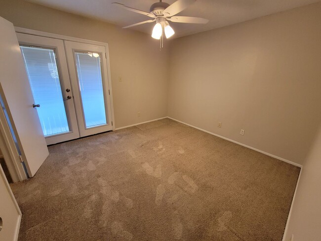 Building Photo - College Station - 2 bed/1.5 bath end unit ...