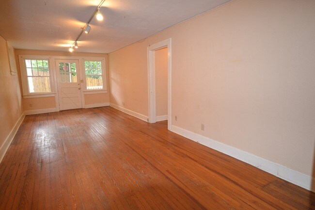 Building Photo - 547 Lockhart Rd