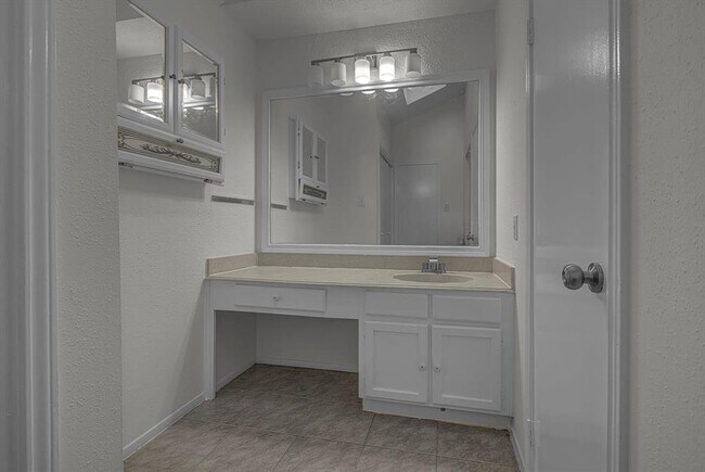 Building Photo - 13975 Hollowgreen Dr