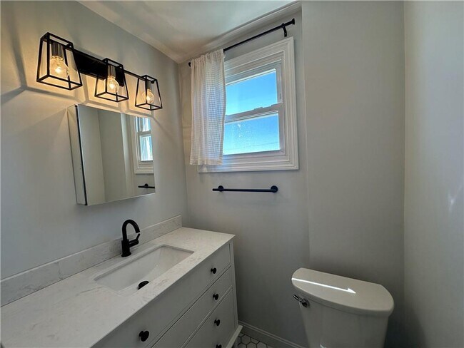 Building Photo - 904 York Ave