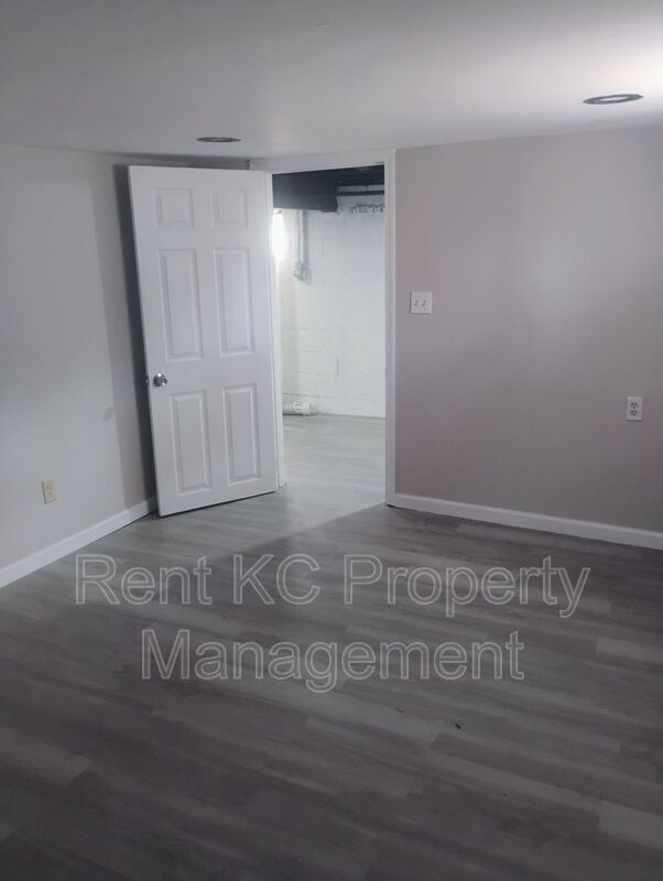 Building Photo - 6021 N Topping Ave