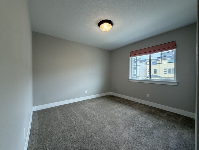 Building Photo - 12425 SW Silvertip St