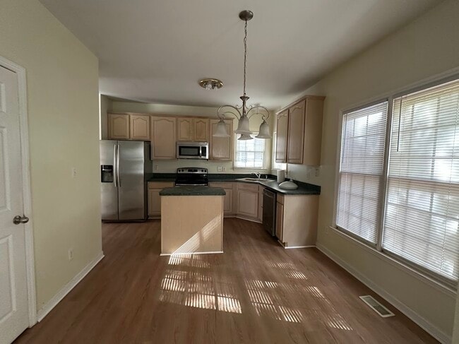 Building Photo - 412 Silvergrove Dr