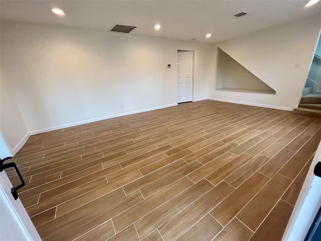 Building Photo - 302 Moody St