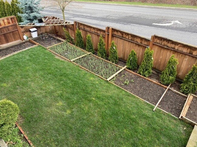 Building Photo - 3-Bedroom Apartment with Fenced Backyard N...