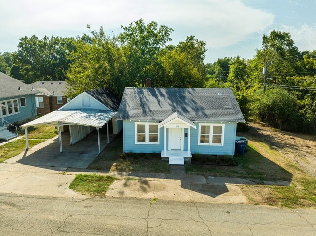 Building Photo - Freshly Updated 3 Bedroom House