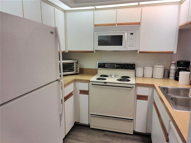 Building Photo - 650 Bird Bay Dr E