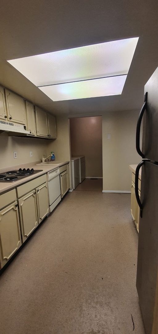 Building Photo - Condo for rent with parking and yard large...