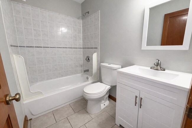 Building Photo - 3BR Baltimore Rowhome with Central Air & In-Unit Laundry