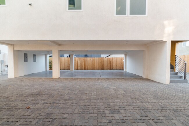Building Photo - Two Bedroom Town Home-style Like Near NoHo...