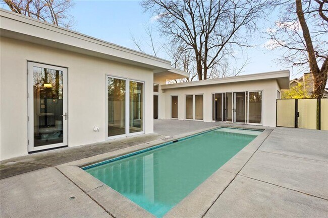 Building Photo - 935 Custer Ave SE