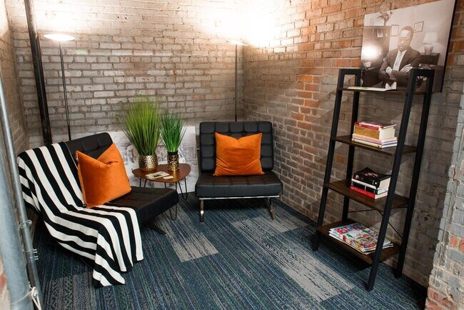 Building Photo - 3200 Gillham Rd