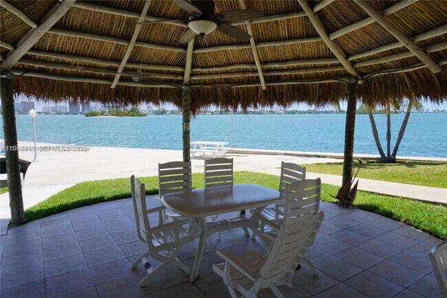 Building Photo - 2700 NE 135th St