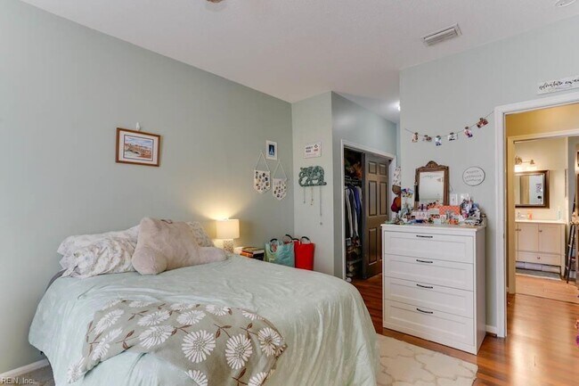 Building Photo - 321 Duke St