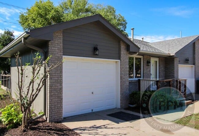 Building Photo - Comfortable 2 Bedroom/ 2 Bathroom/ 2 Car D...