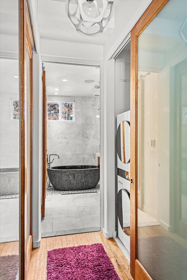 Building Photo - 210 E Hyman Ave