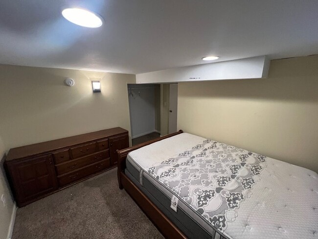 Building Photo - Spacious 5-Bedroom Home for Rent