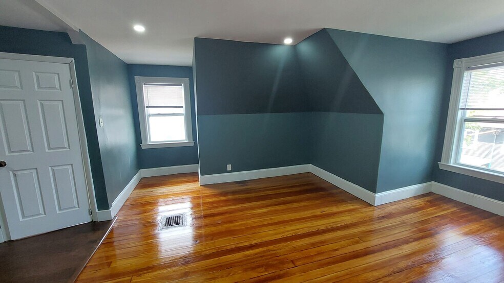 Building Photo - 31 Bullard St