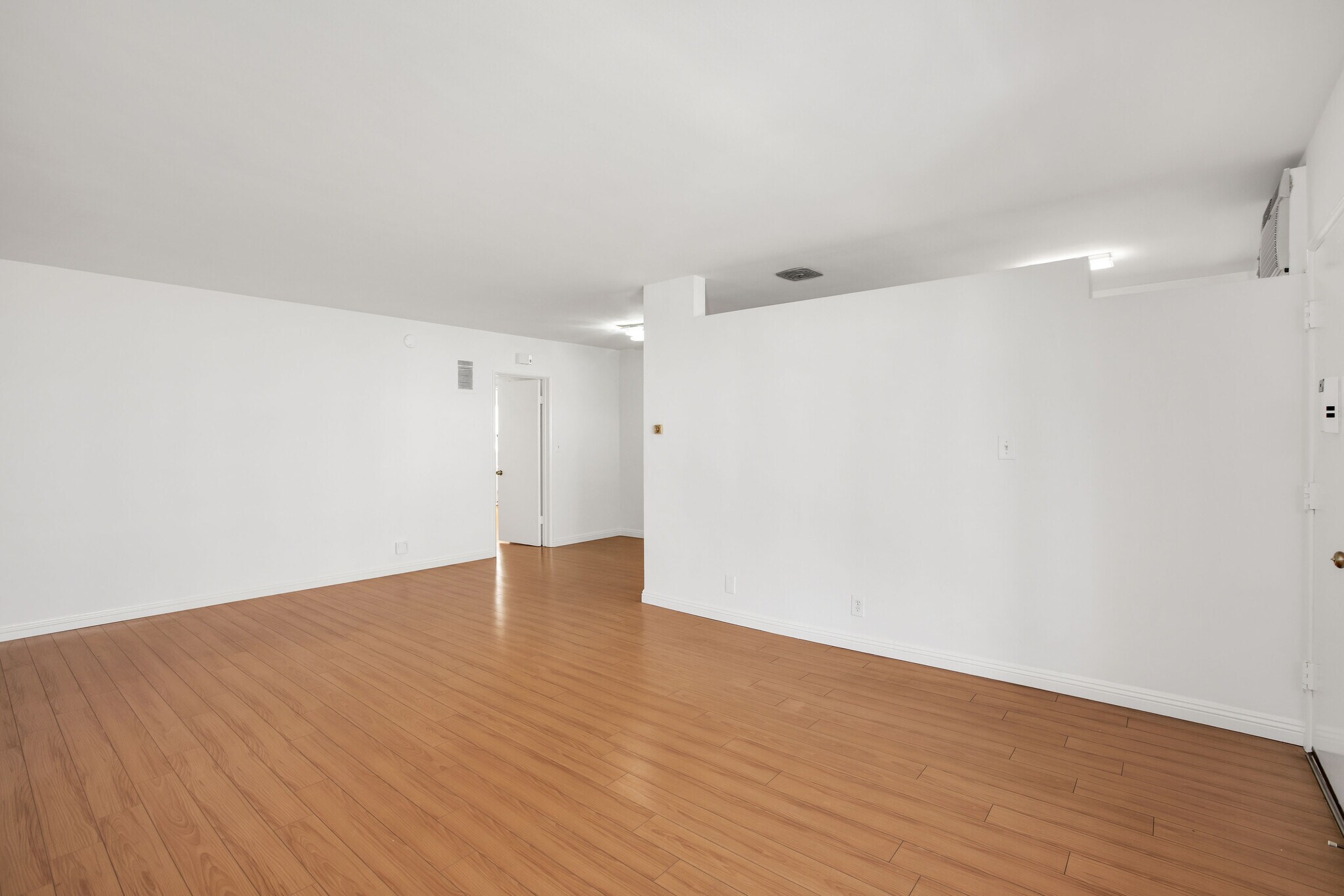 Building Photo - 7566 Romaine St