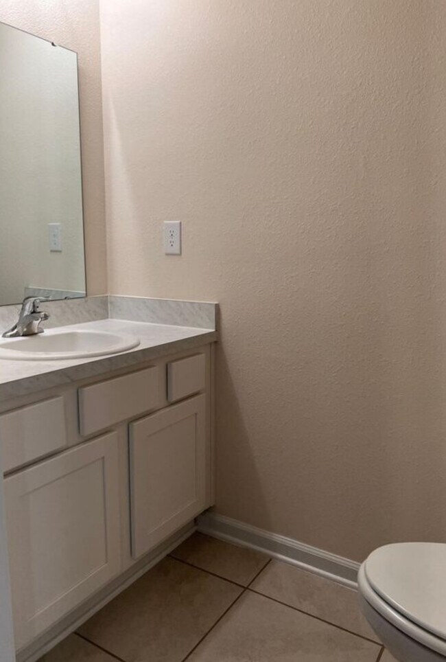 Building Photo - 131 Pomona Wy