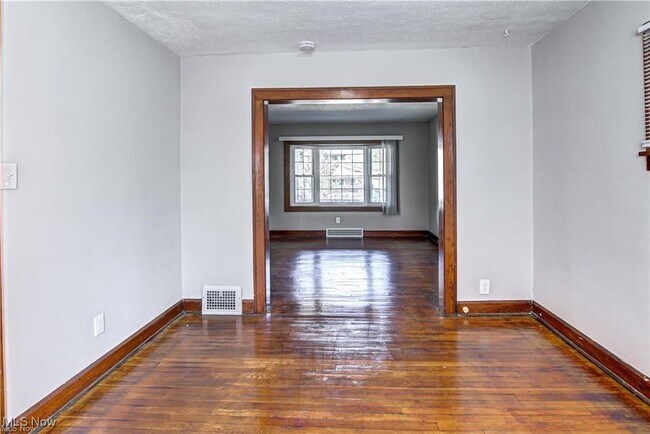 Building Photo - 1513 Treadway Ave