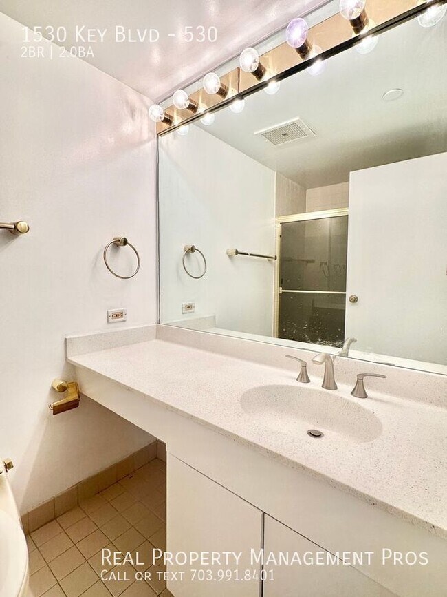 Building Photo - Sun-Drenched Condo-Stunning Views, Walk to...