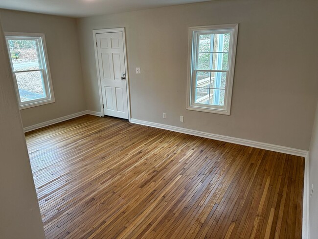 Building Photo - 2 Bedroom Home with Spacious Backyard and Modern Upgrades