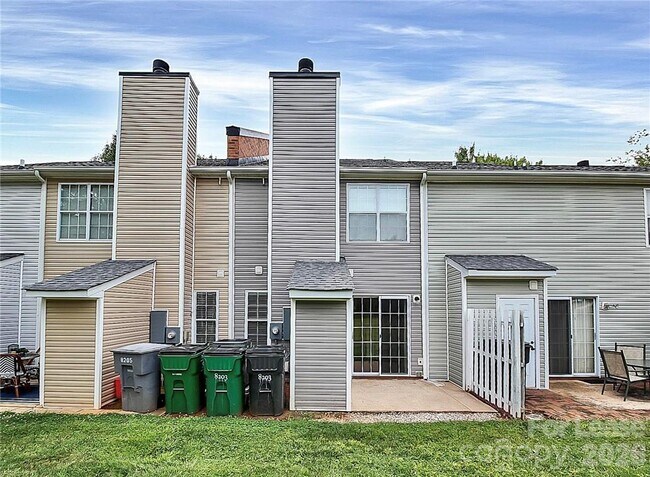 Building Photo - 8203 Golf Ridge Dr