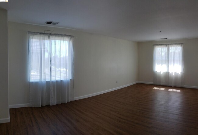 Building Photo - 147 Trent Pl