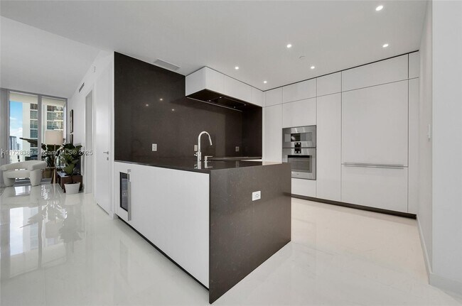 Building Photo - 300 Biscayne Blvd Way