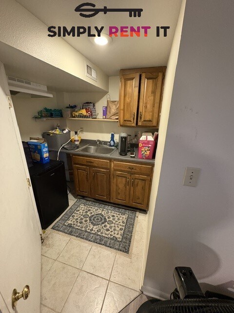 Building Photo - 6 Bedroom House on Campus, August 1st