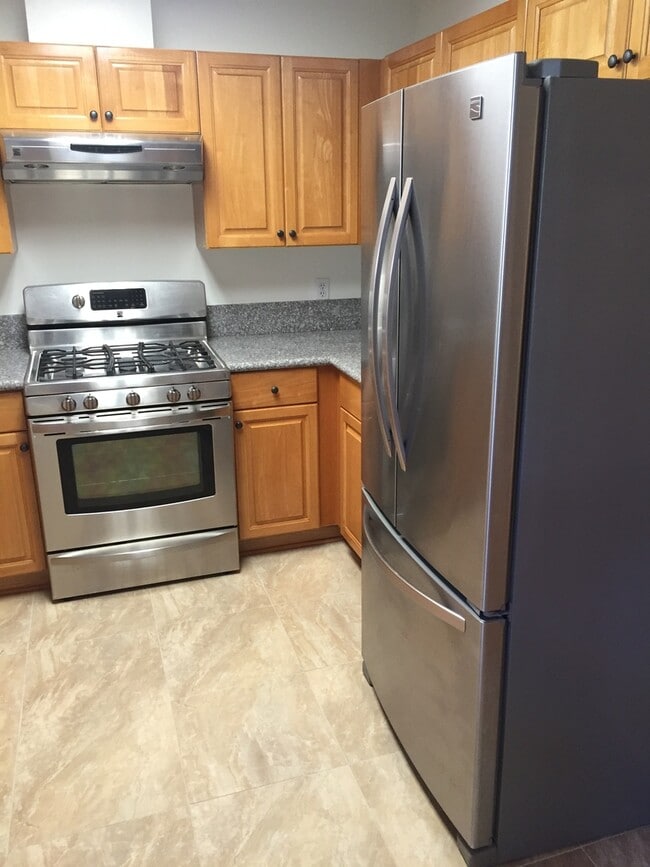 Building Photo - Large Condo with 2 bedrooms, 2 baths