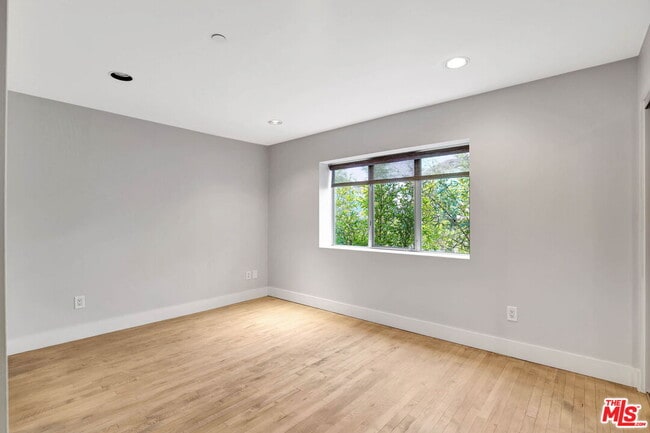 Building Photo - 6396 Weidlake Dr