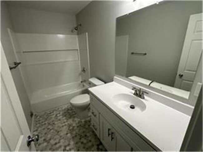 Building Photo - 468 Thomas Ave W