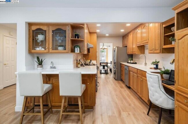 Building Photo - 725 Old Creek Rd