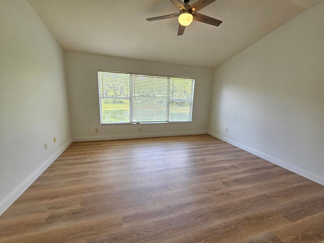 Building Photo - 2 Bedroom, 1.5 bath townhome in gated comm...