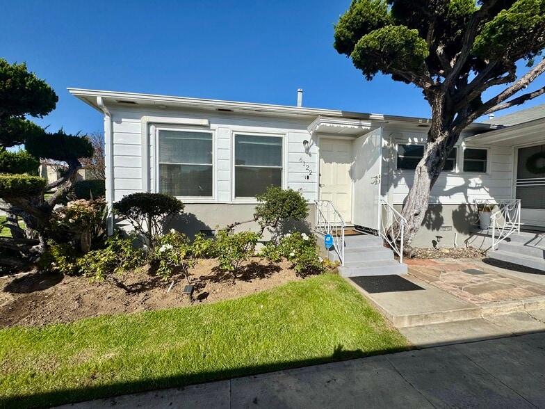 Building Photo - 6122 S Fairfax Ave