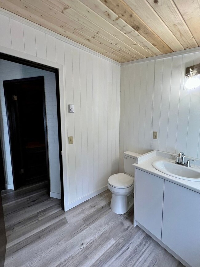 Building Photo - Charming 2 Bedroom House overlooking Birch...