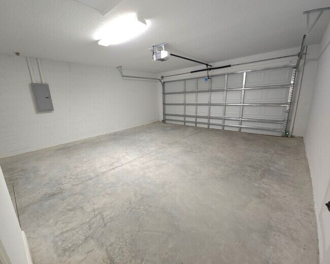 Building Photo - 742 W Deacon Pl