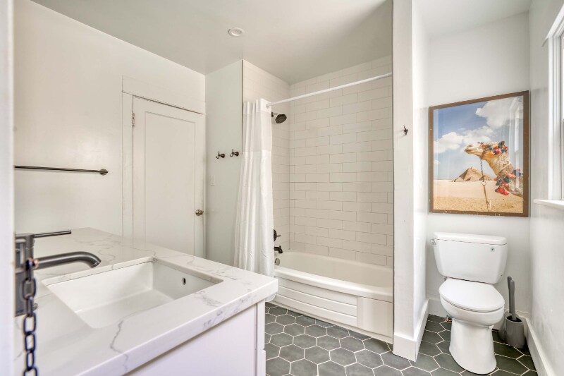 Building Photo - 2036-2038-2038 SE Morrison St