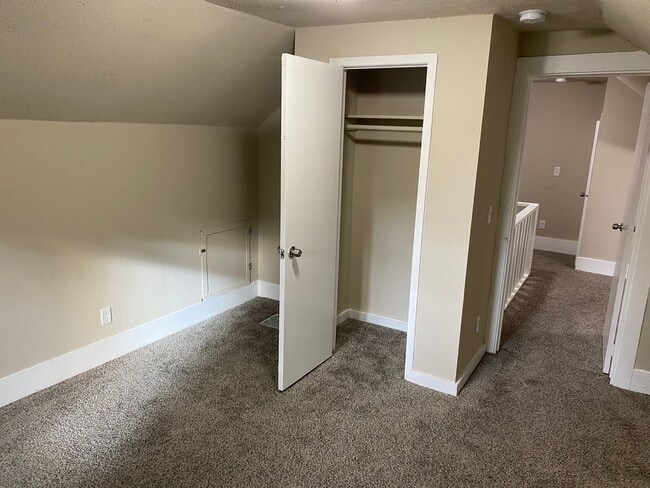 Building Photo - 4 Bedroom 2 Bathroom Home Near Drake Unive...