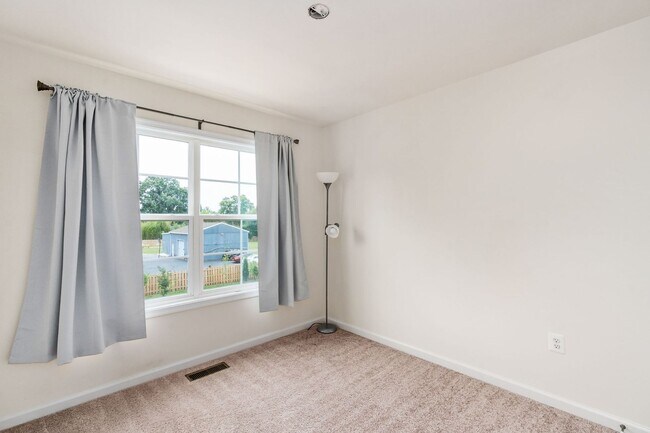 Building Photo - LIKE-NEW 3-LEVEL TOWNHOME IN FREDERICKSBURG