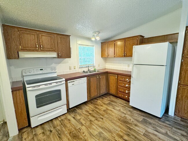 Building Photo - Country living close to everything! 3BR/2B...