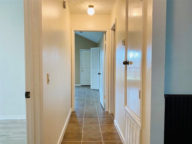 Building Photo - 2001 Highland Hills Dr