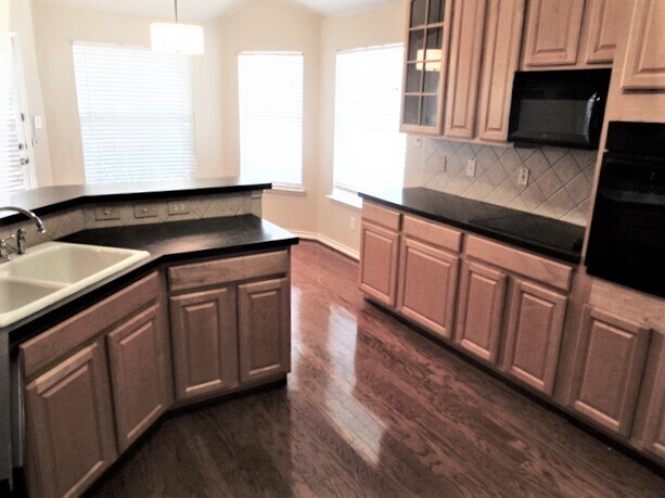 Building Photo - 989 Dogwood Ln