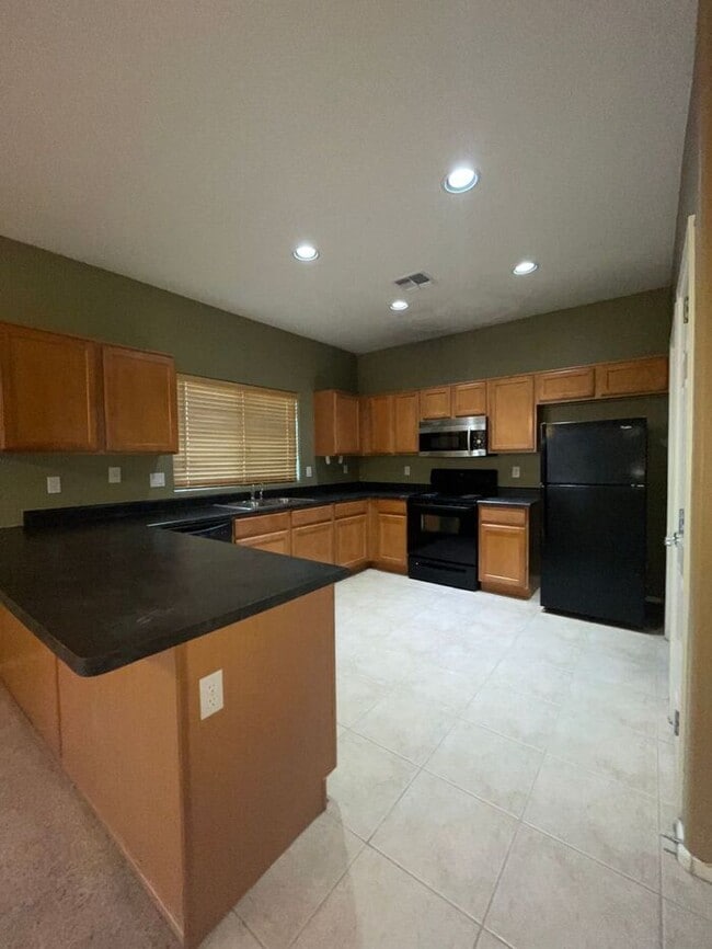 Building Photo - READY TO VIEW NOW! Spacious 3 Bed 2 Bath Home in Surprise Farms!