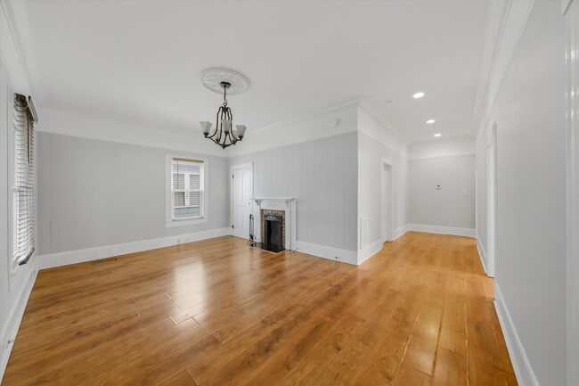 Building Photo - 401 E Oak Hill Ave